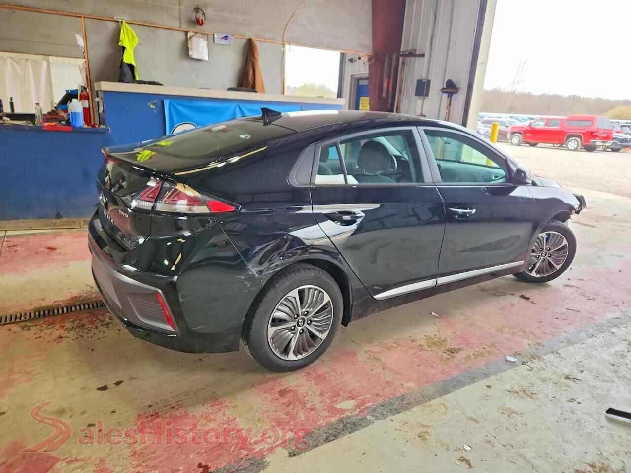 2021 HYUNDAI IONIQ VIN KMHC65LD6MU250697, right side view