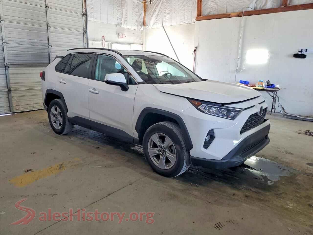 2019 TOYOTA RAV4 VIN 2T3W1RFV2KW015032, rear 3/4 view