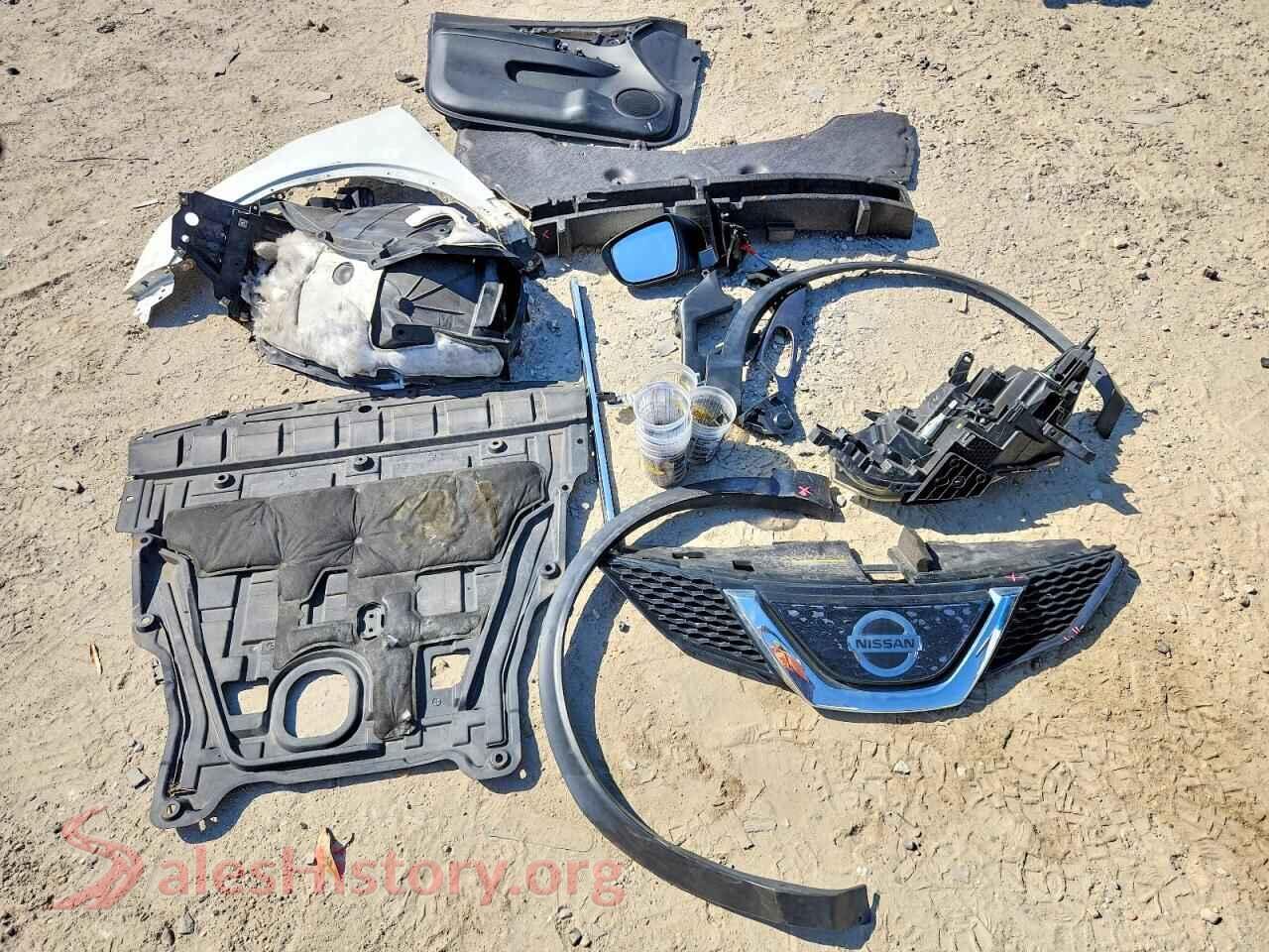 2018 NISSAN ROGUE VIN JN1BJ1CP9JW185915, trunk area