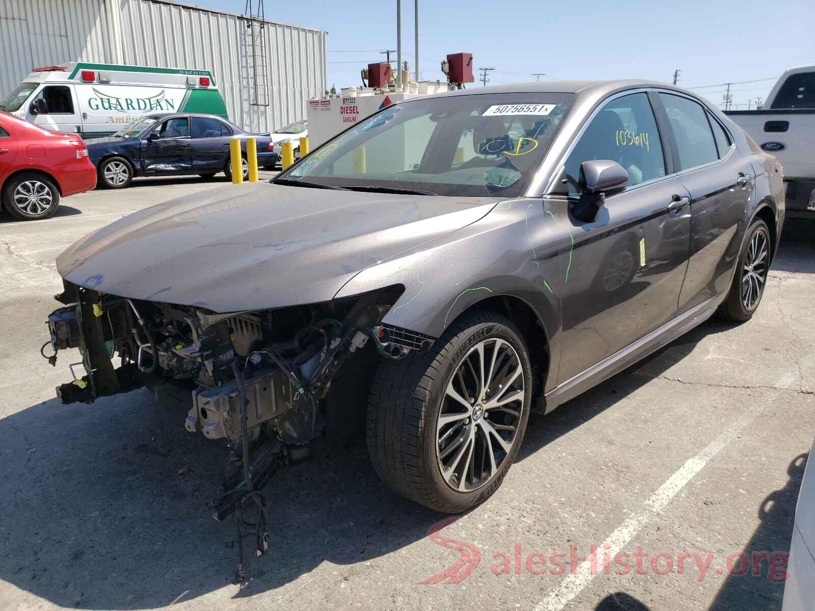 4T1B11HK2JU627077 2018 TOYOTA CAMRY