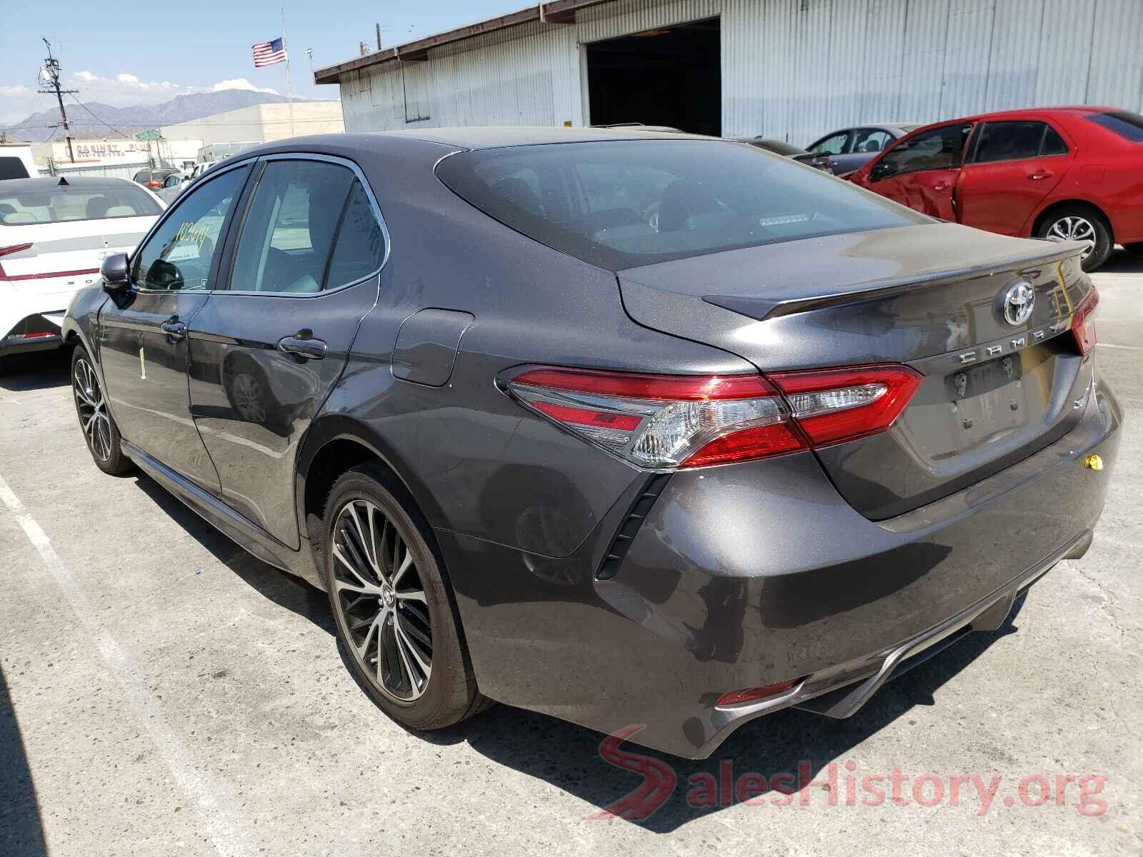 4T1B11HK2JU627077 2018 TOYOTA CAMRY