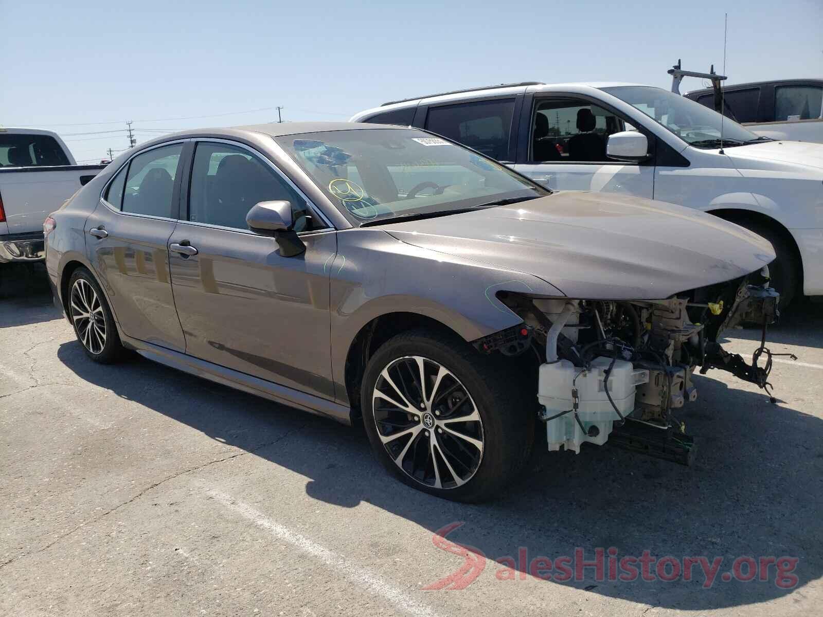 4T1B11HK2JU627077 2018 TOYOTA CAMRY