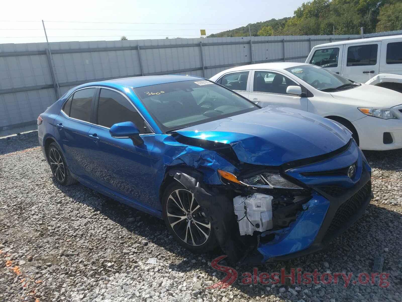 4T1B11HK2JU098228 2018 TOYOTA CAMRY