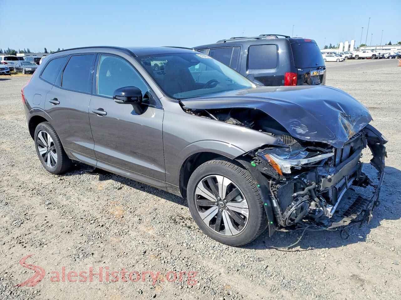 2025 VOLVO XC60 VIN YV4H60RJ5S1013043, rear 3/4 view