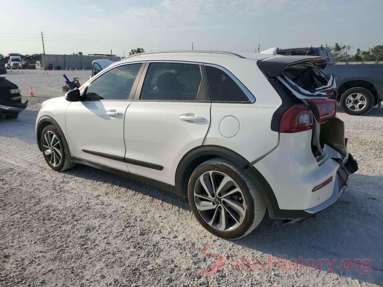 KNDCE3LC7J5186601 2018 KIA NIRO