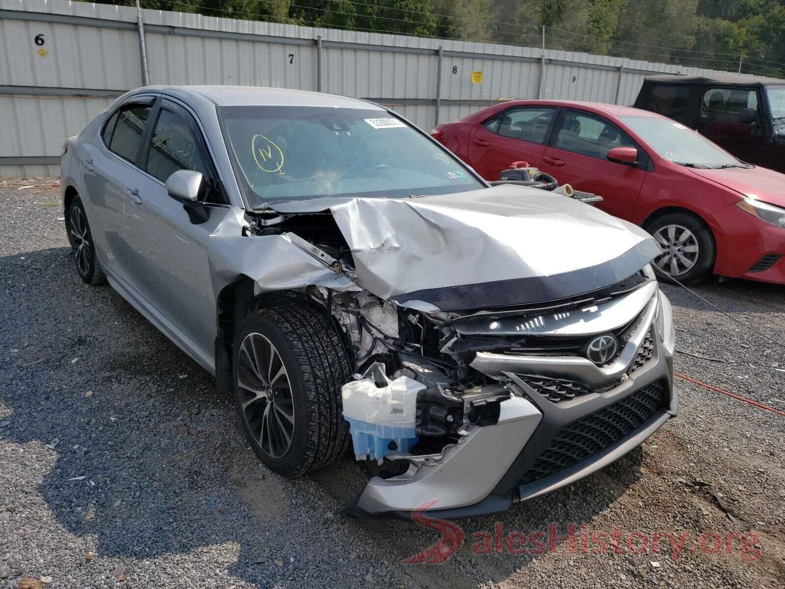 4T1B11HK2JU130305 2018 TOYOTA CAMRY