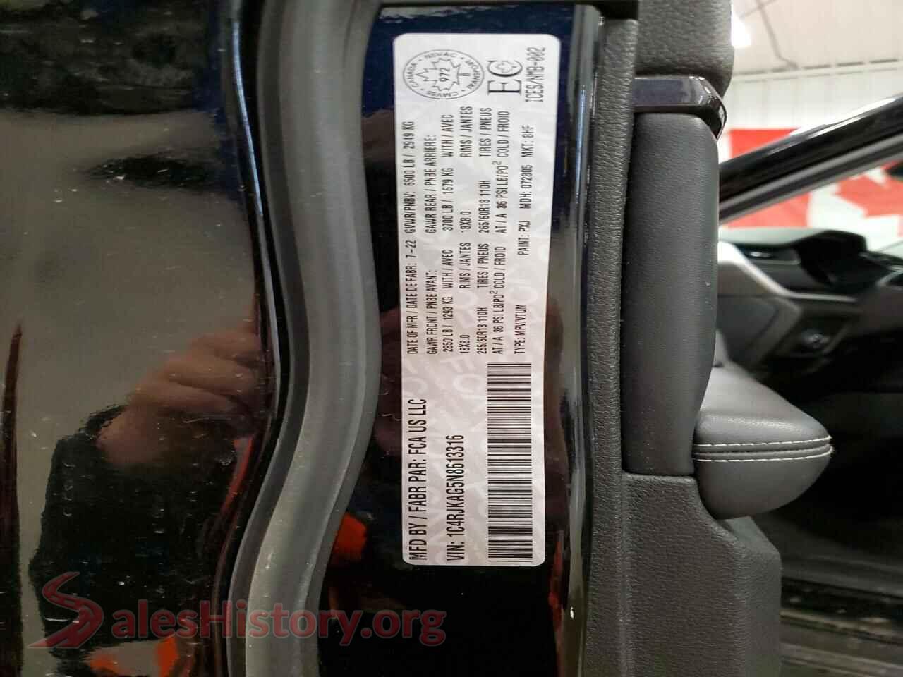 2022 JEEP CHEROKEE VIN 1C4RJKAG5N8613316, trunk area