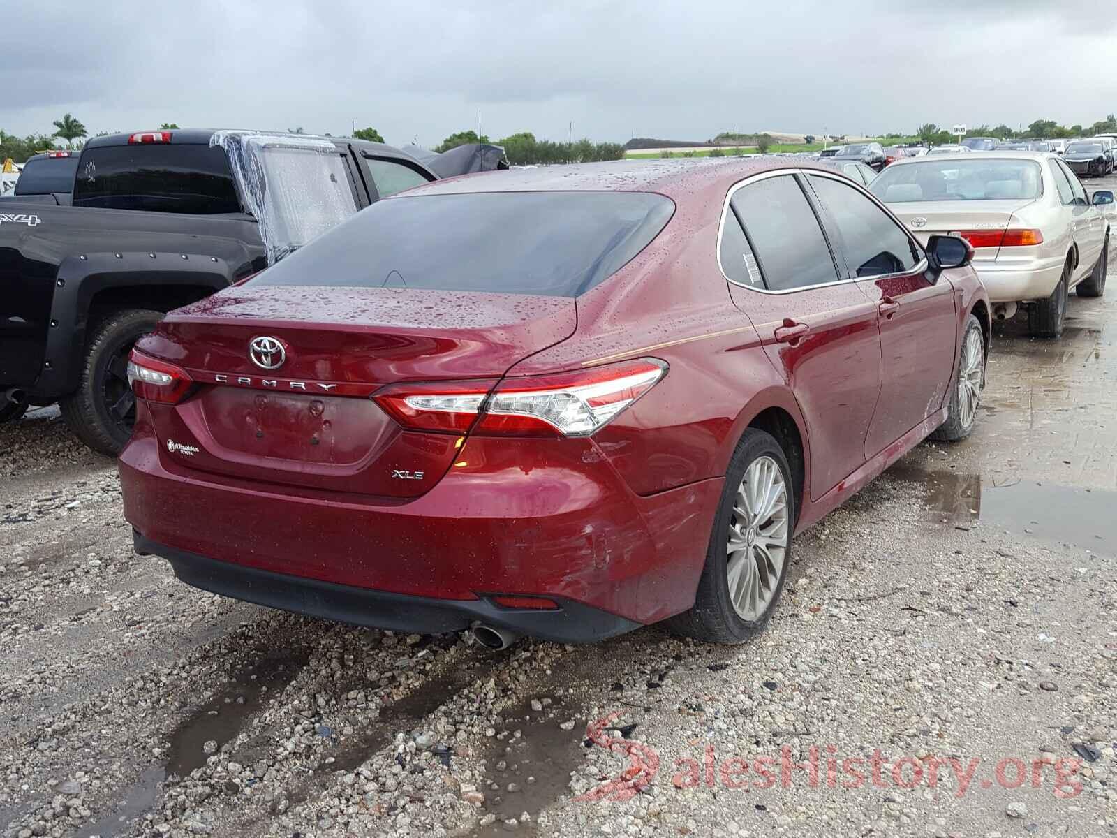 4T1B11HK8JU613863 2018 TOYOTA CAMRY