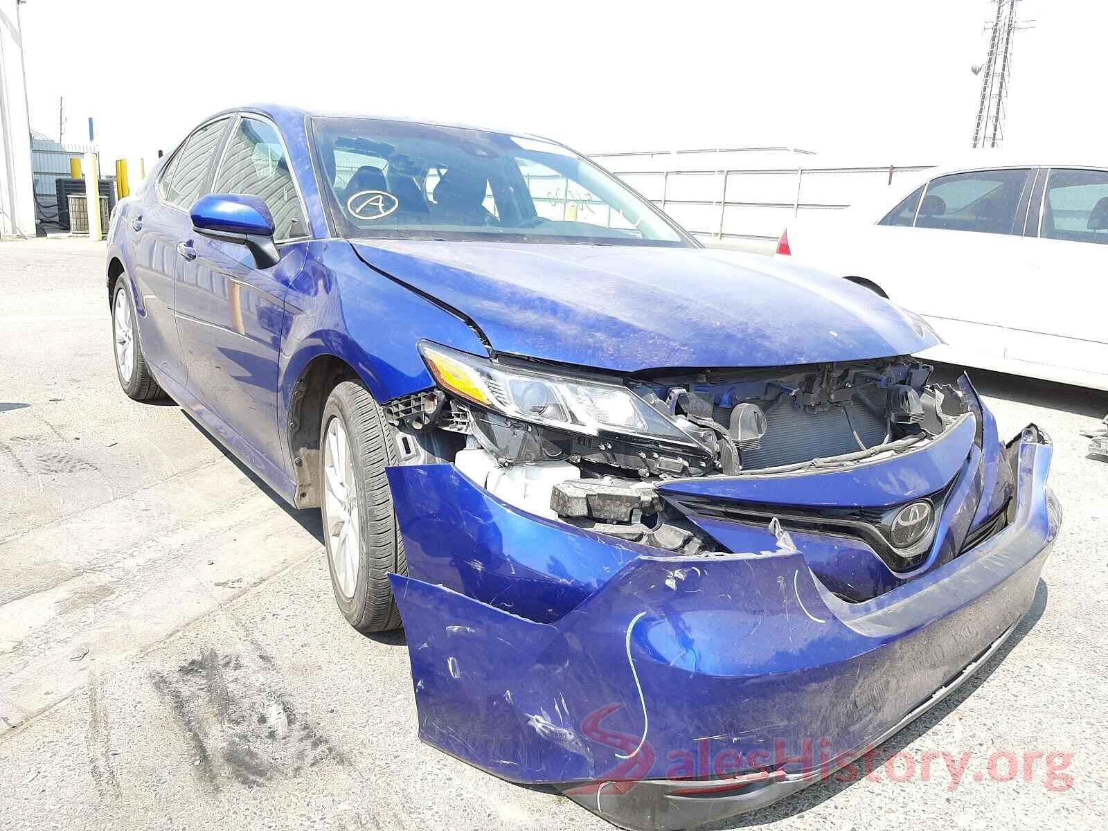 4T1B11HK3JU560084 2018 TOYOTA CAMRY