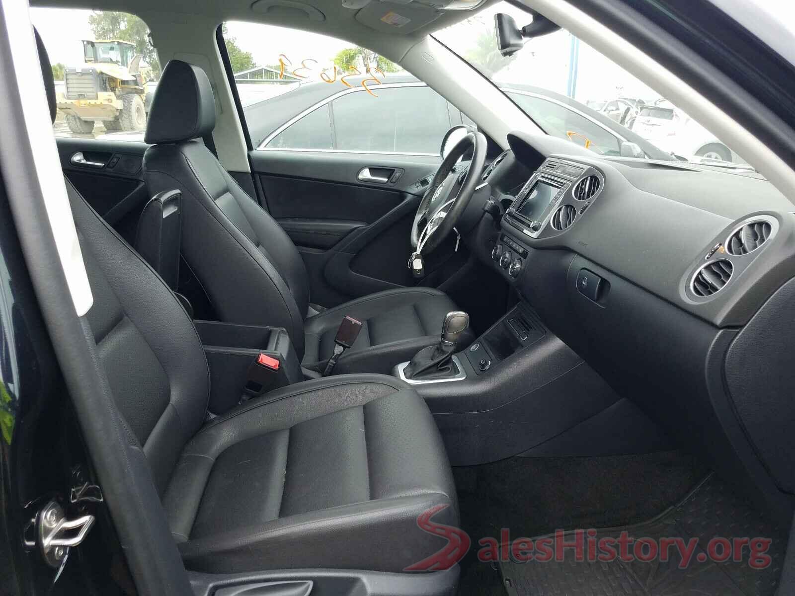 WVGAV7AX2HK037153 2017 VOLKSWAGEN TIGUAN