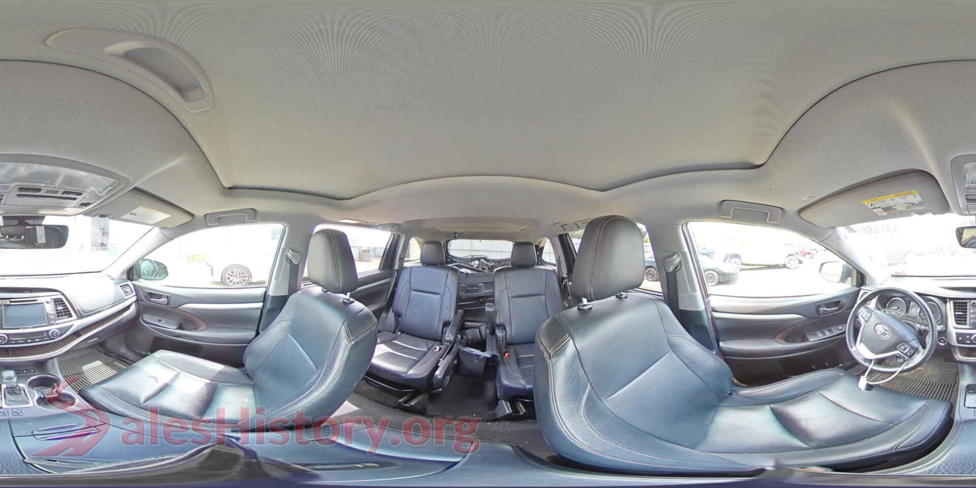 2019 TOYOTA HIGHLANDER VIN 5TDJZRFH1KS625714, damage close-up
