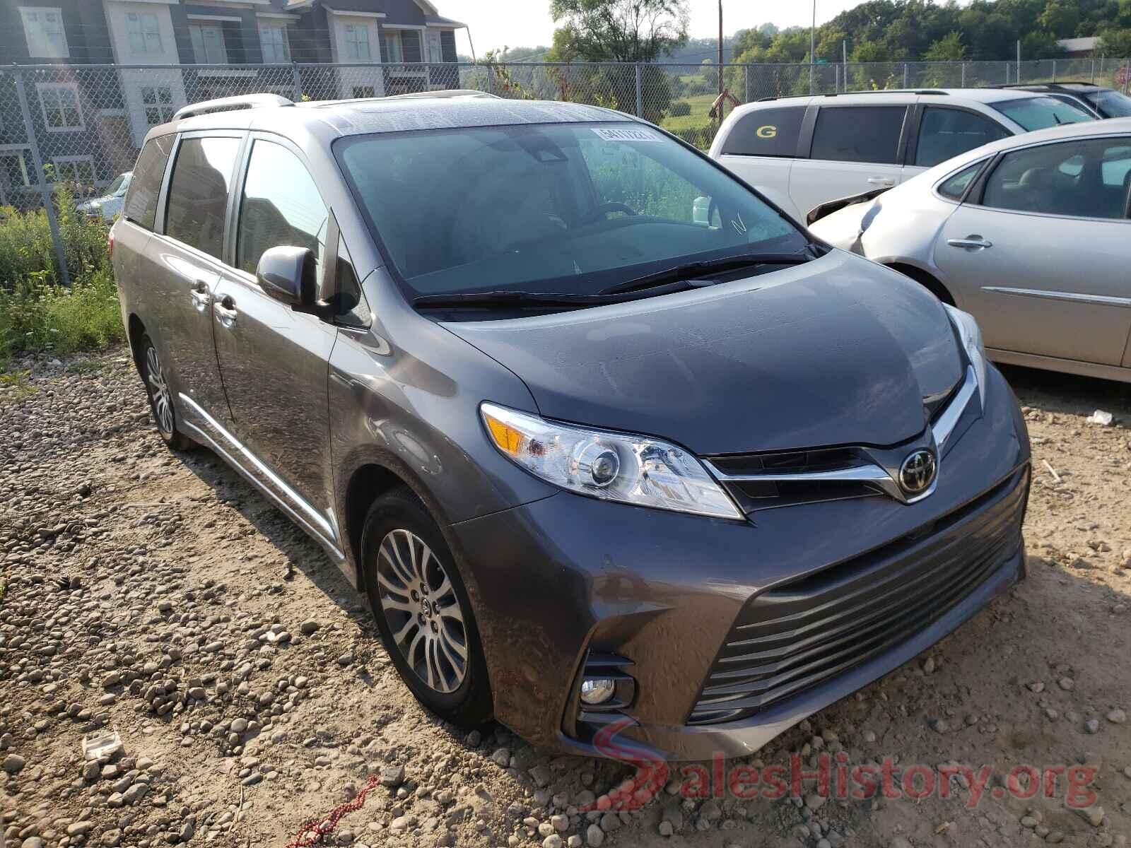 5TDYZ3DC8JS901002 2018 TOYOTA SIENNA