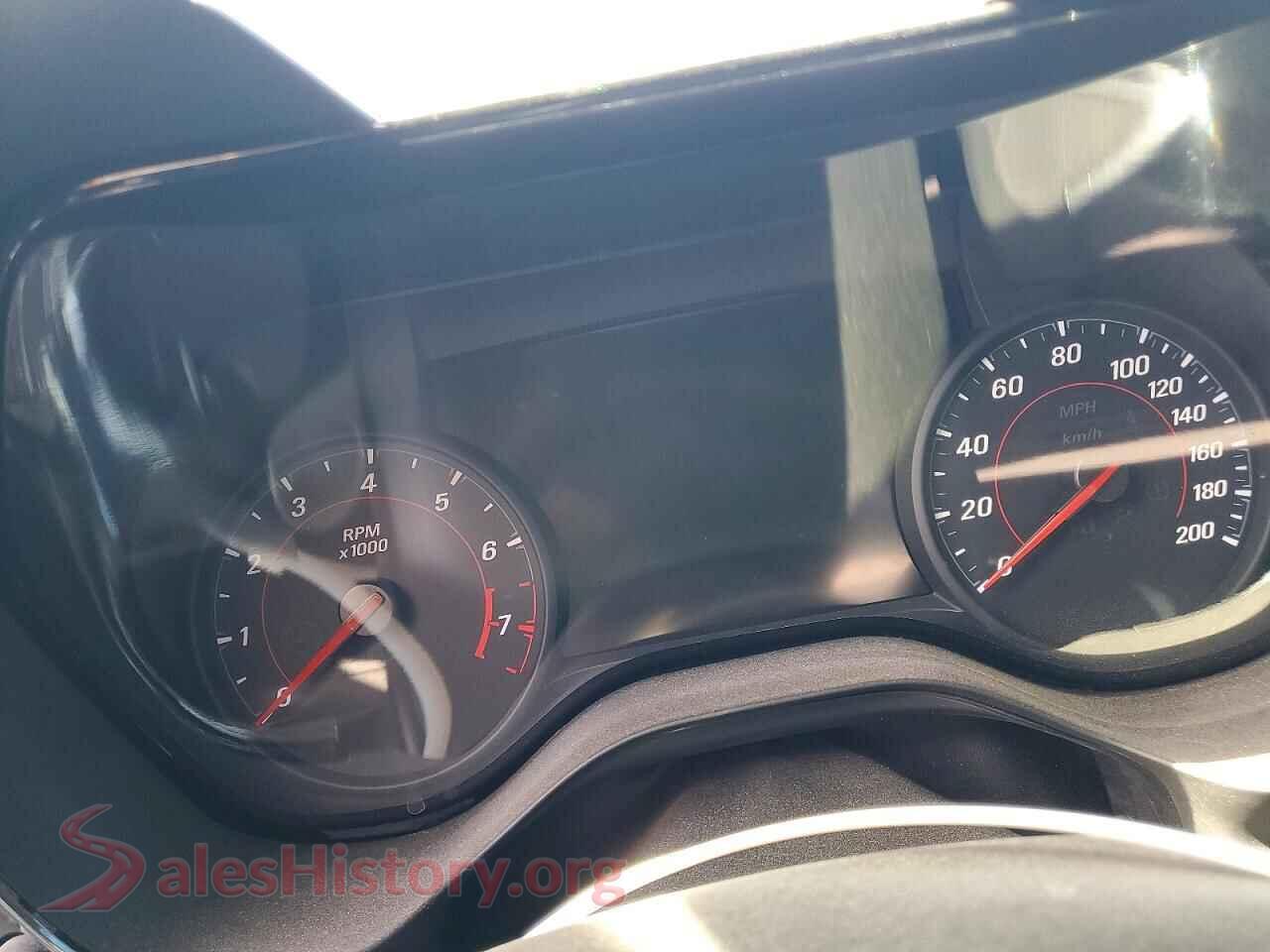 2019 CHEVROLET CAMARO VIN 1G1FK1R60K0153135, interior center console