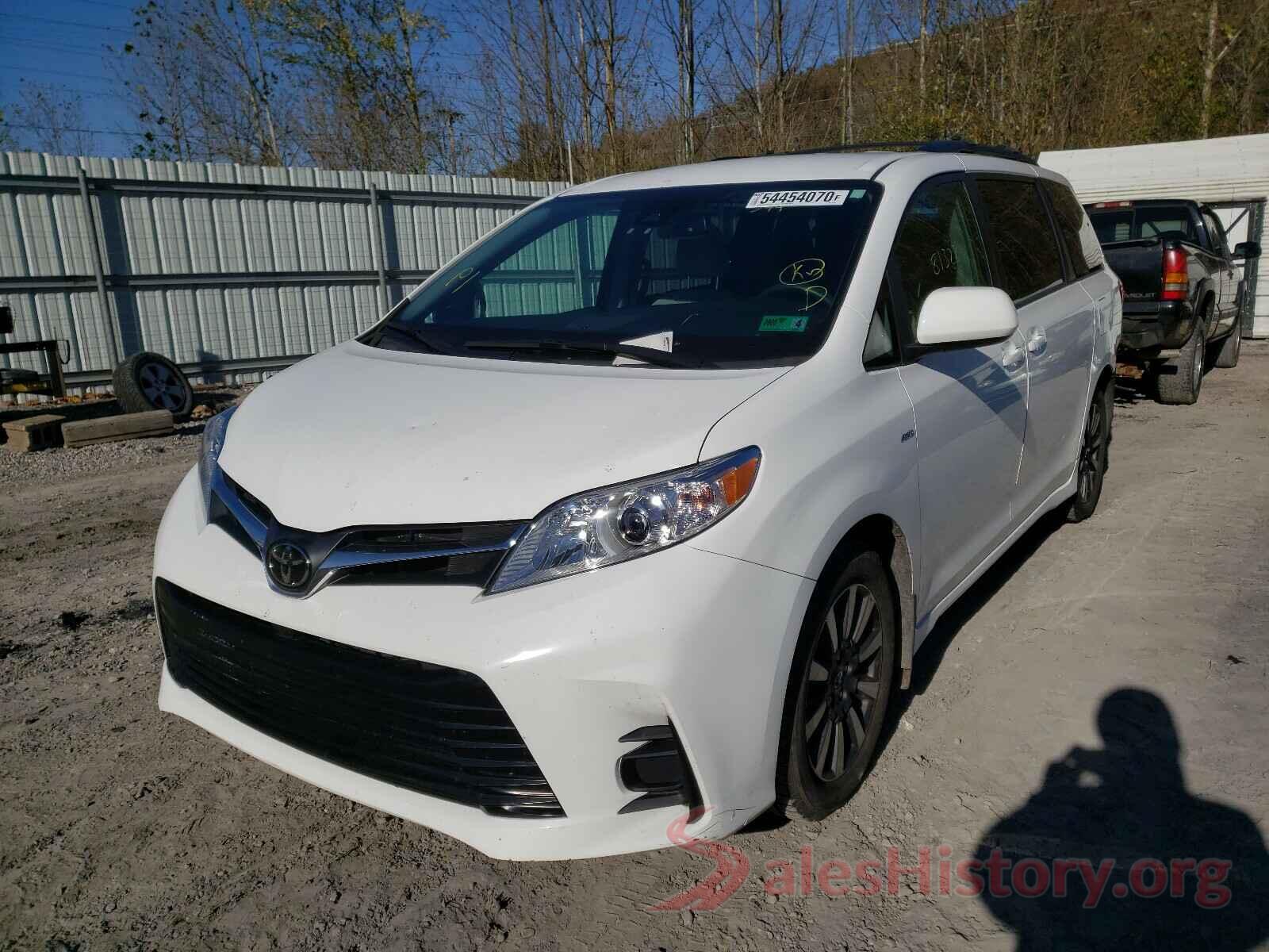 5TDJZ3DC1JS207141 2018 TOYOTA SIENNA