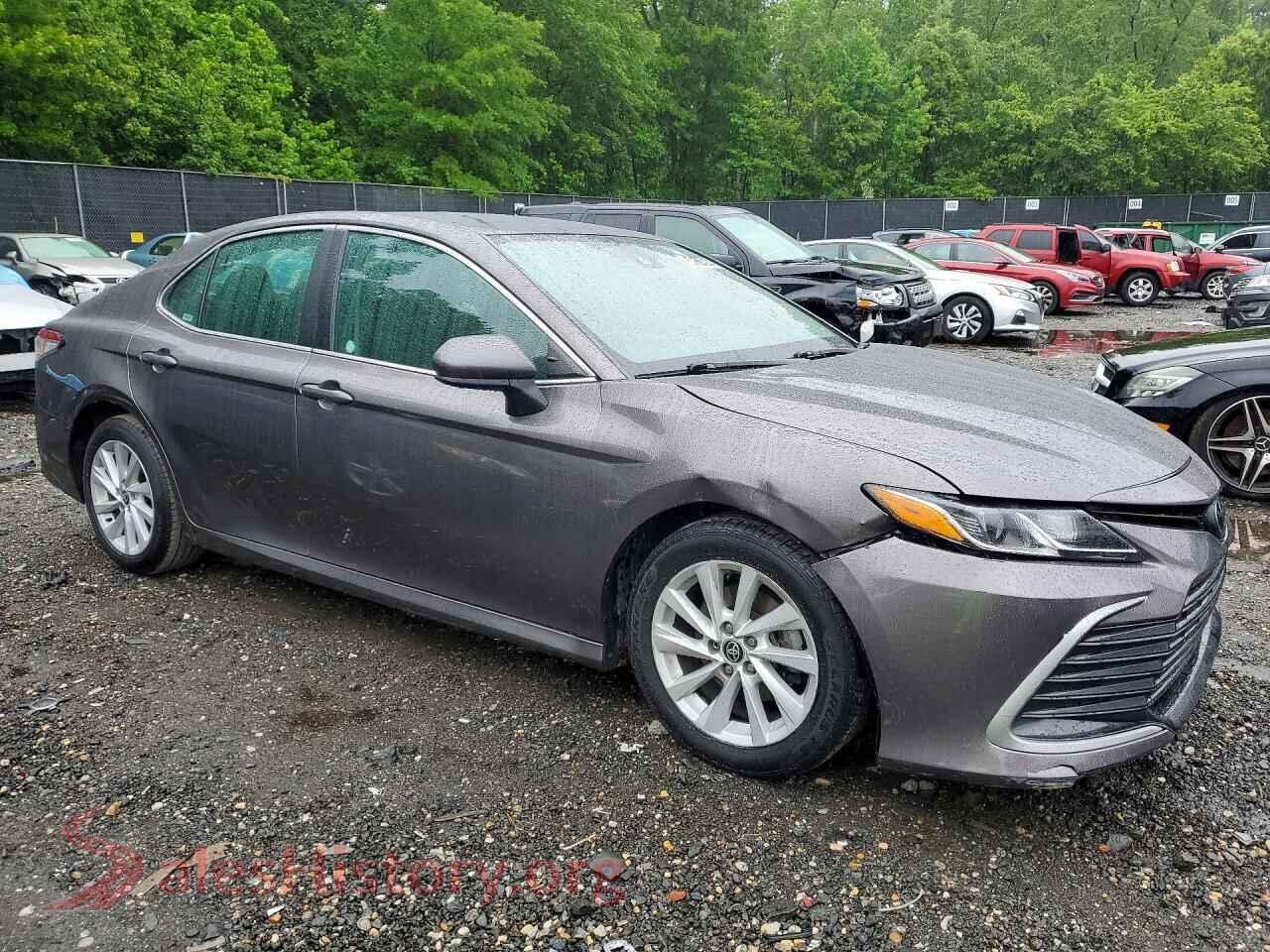2022 TOYOTA CAMRY VIN 4T1C11AK0NU009499, rear 3/4 view