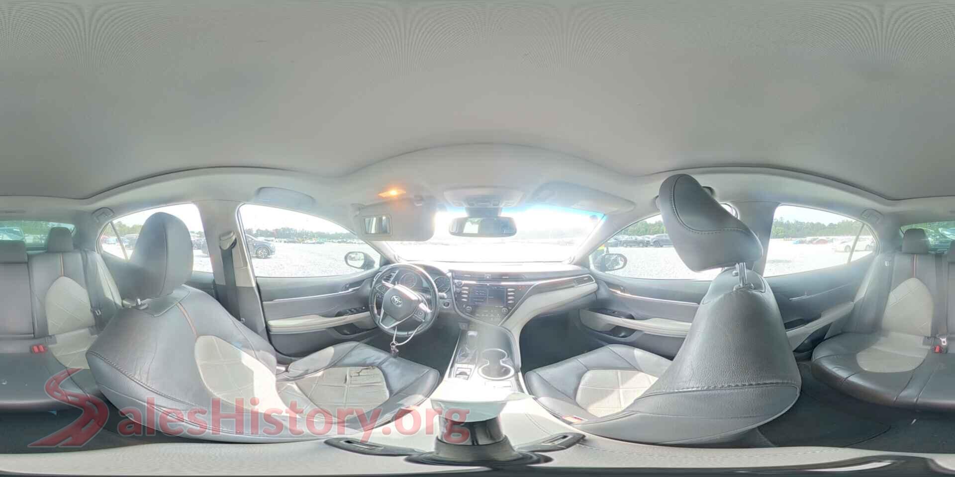 2018 TOYOTA CAMRY VIN 4T1B11HKXJU039105, damage close-up