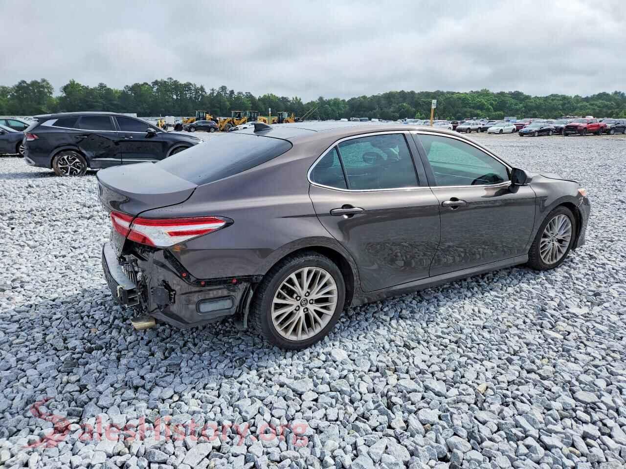2018 TOYOTA CAMRY VIN 4T1B11HKXJU039105, right side view