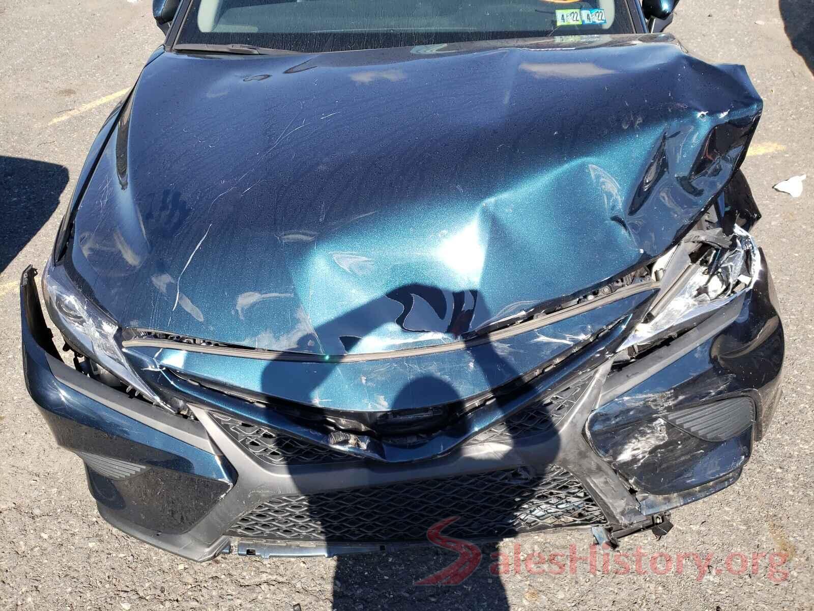 4T1B11HK2JU568922 2018 TOYOTA CAMRY