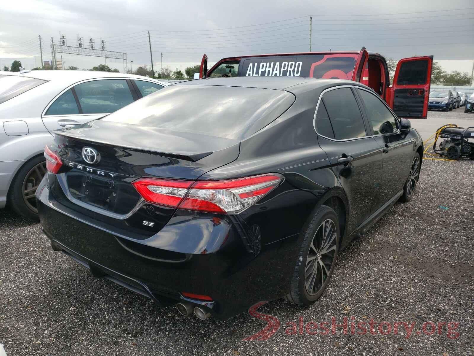 4T1B11HK4JU647136 2018 TOYOTA CAMRY