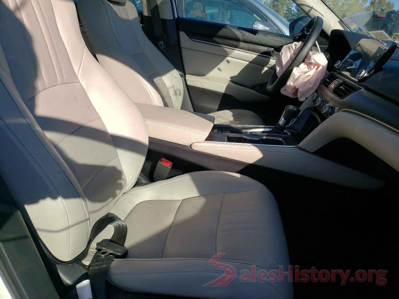 1HGCV1F52JA063833 2018 HONDA ACCORD