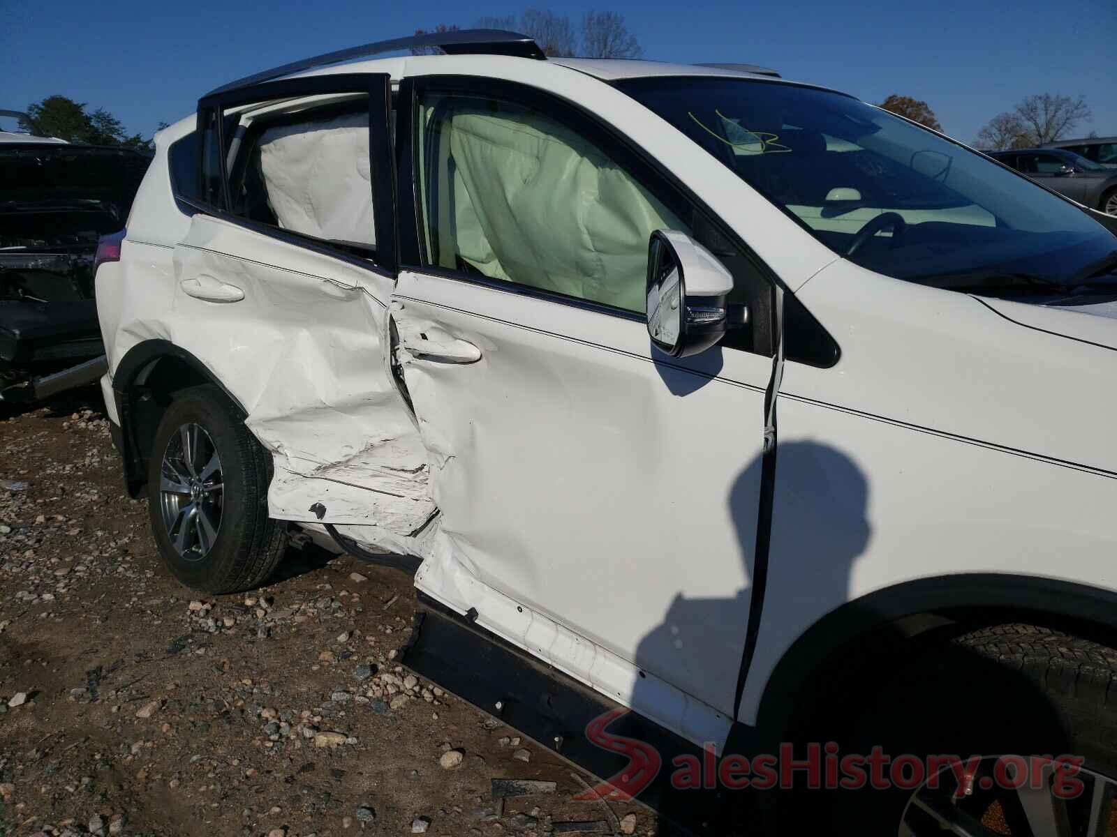 JTMRFREV3HJ173046 2017 TOYOTA RAV4