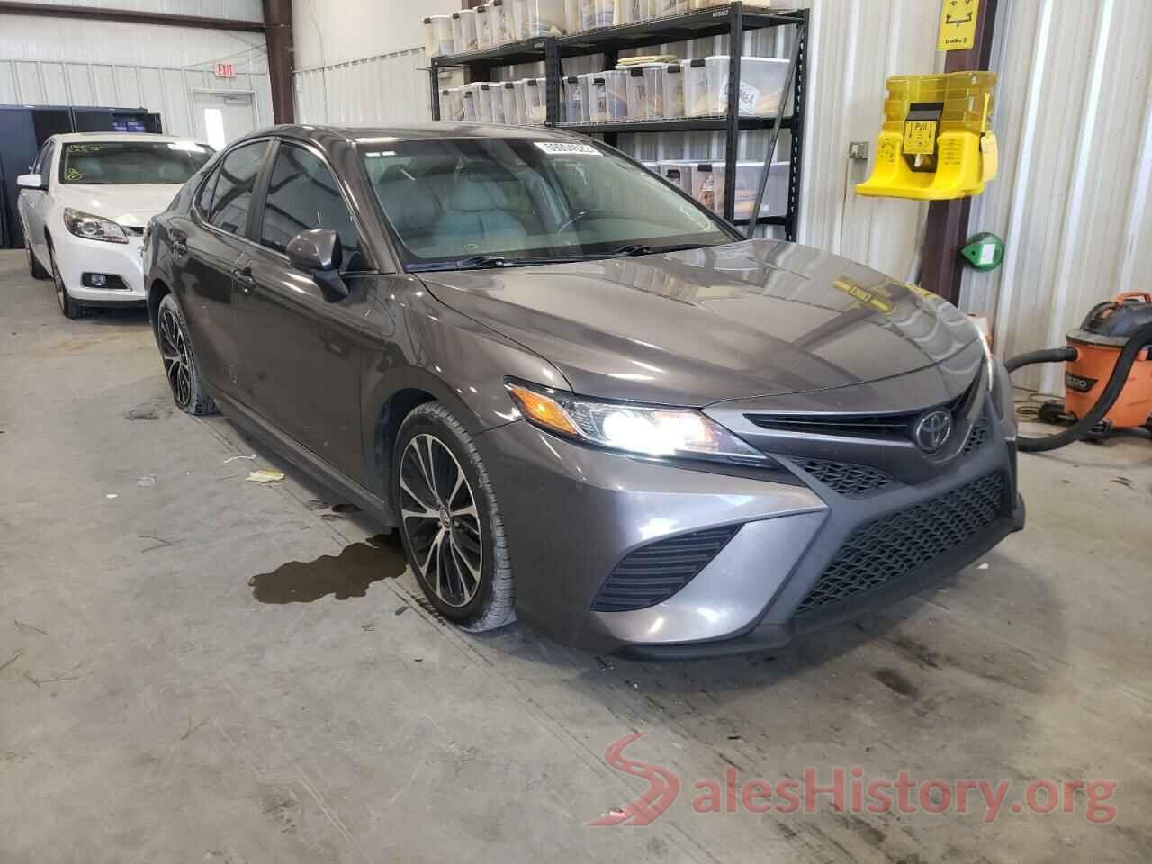 4T1B11HK2JU156158 2018 TOYOTA CAMRY