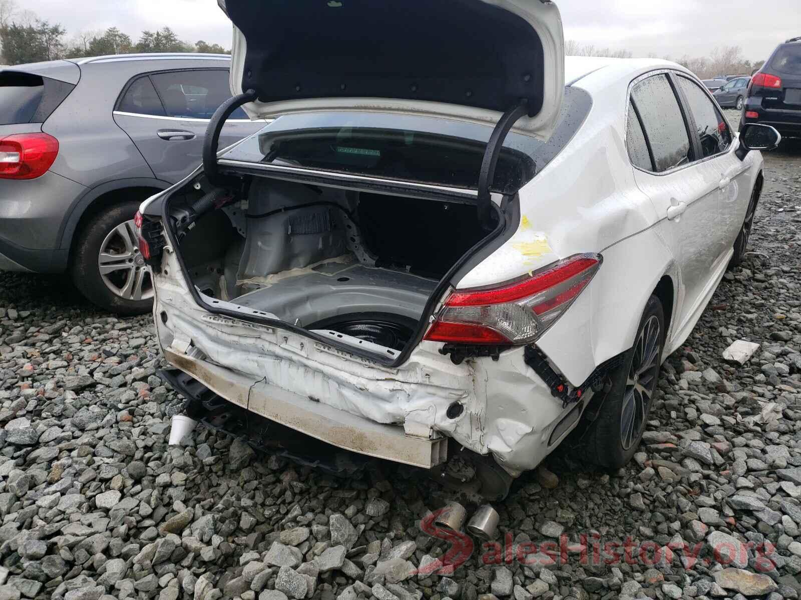 4T1B11HK2JU588944 2018 TOYOTA CAMRY