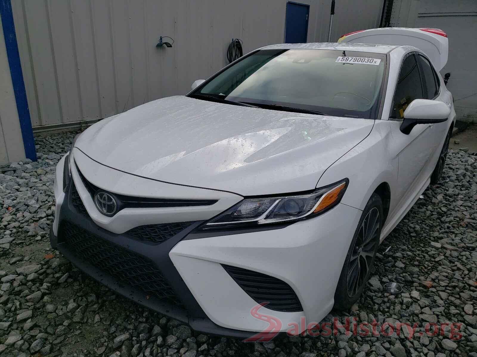 4T1B11HK2JU588944 2018 TOYOTA CAMRY