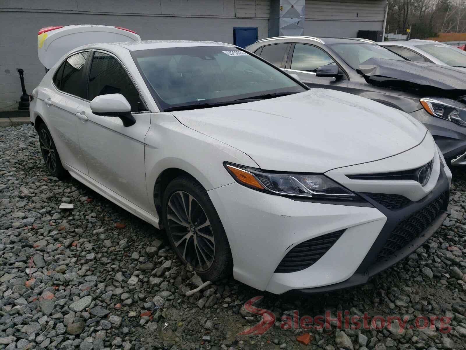 4T1B11HK2JU588944 2018 TOYOTA CAMRY