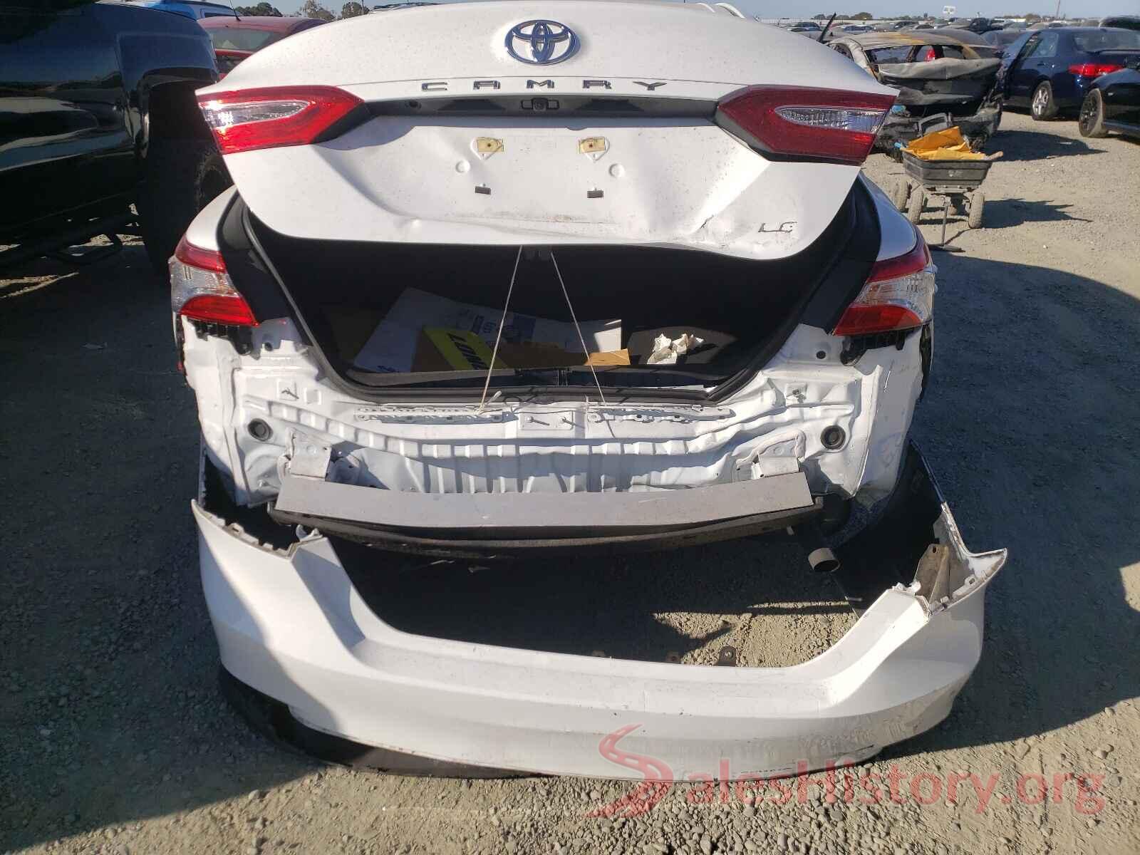 4T1B11HK4JU611379 2018 TOYOTA CAMRY