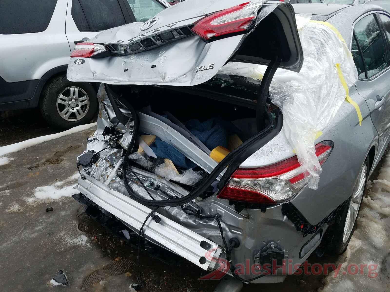 4T1B11HK2JU042189 2018 TOYOTA CAMRY