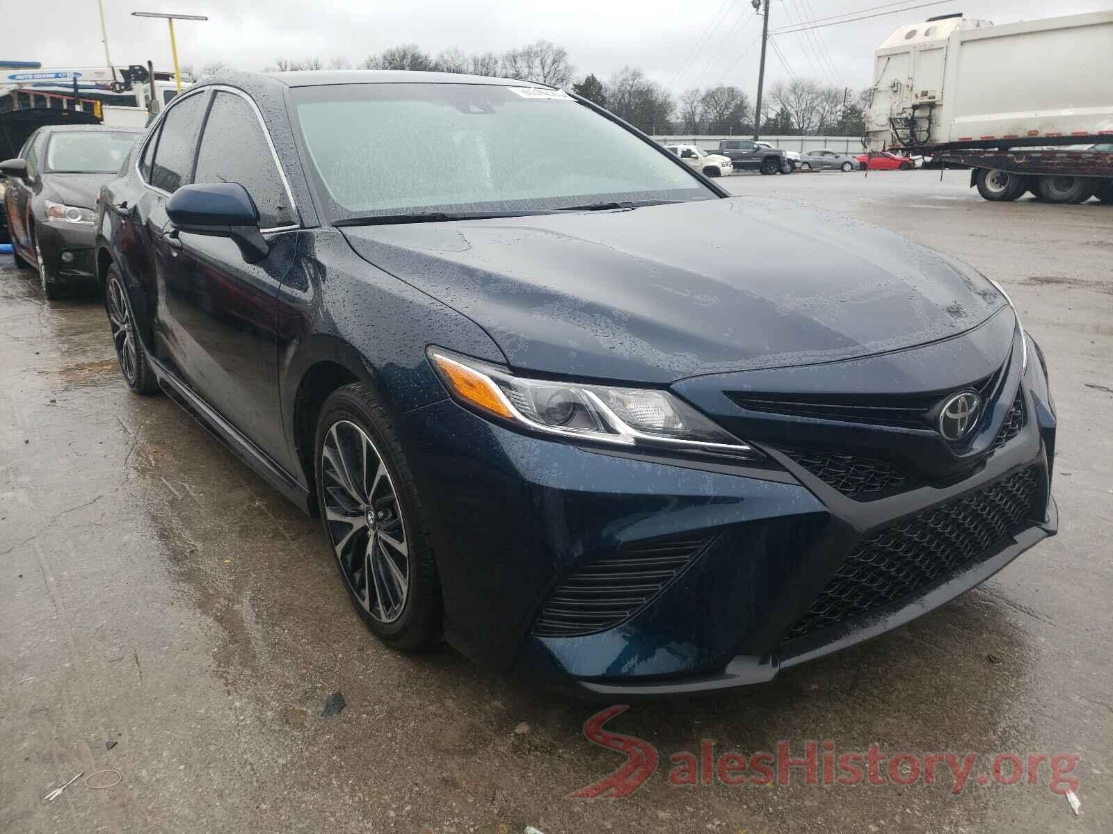 4T1B11HK8JU621039 2018 TOYOTA CAMRY