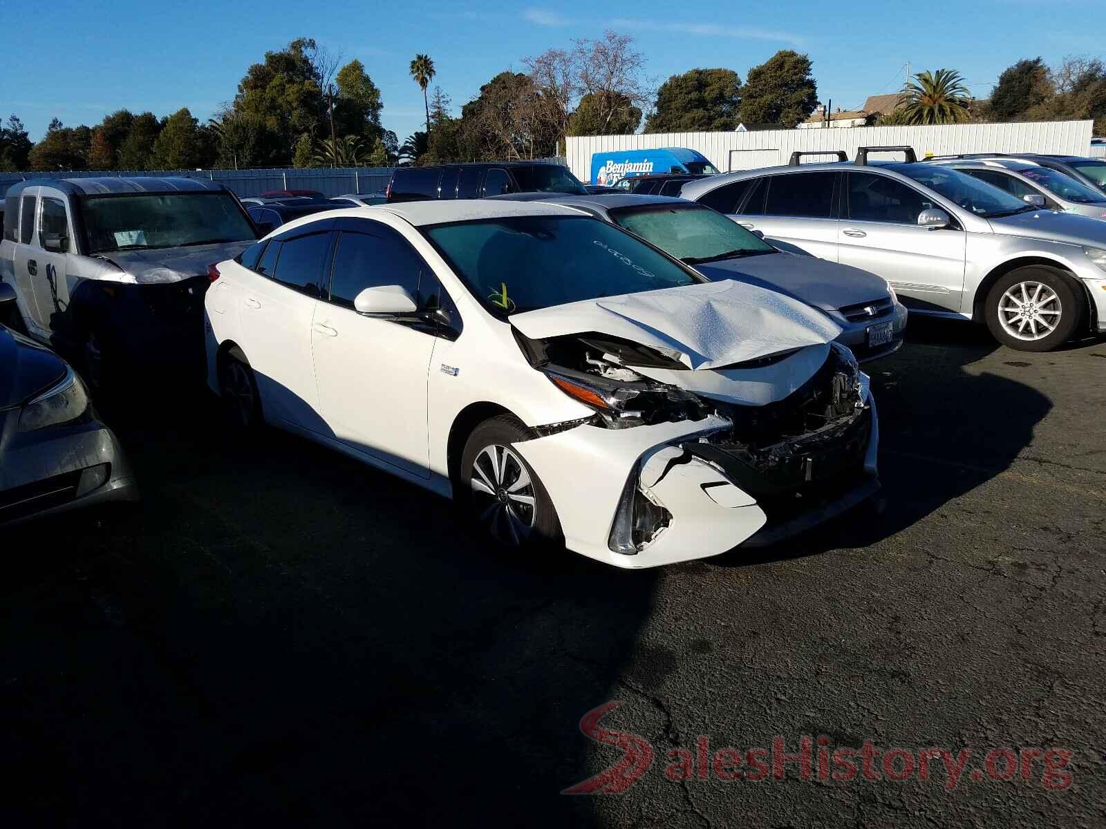 JTDKARFPXJ3070104 2018 TOYOTA PRIUS