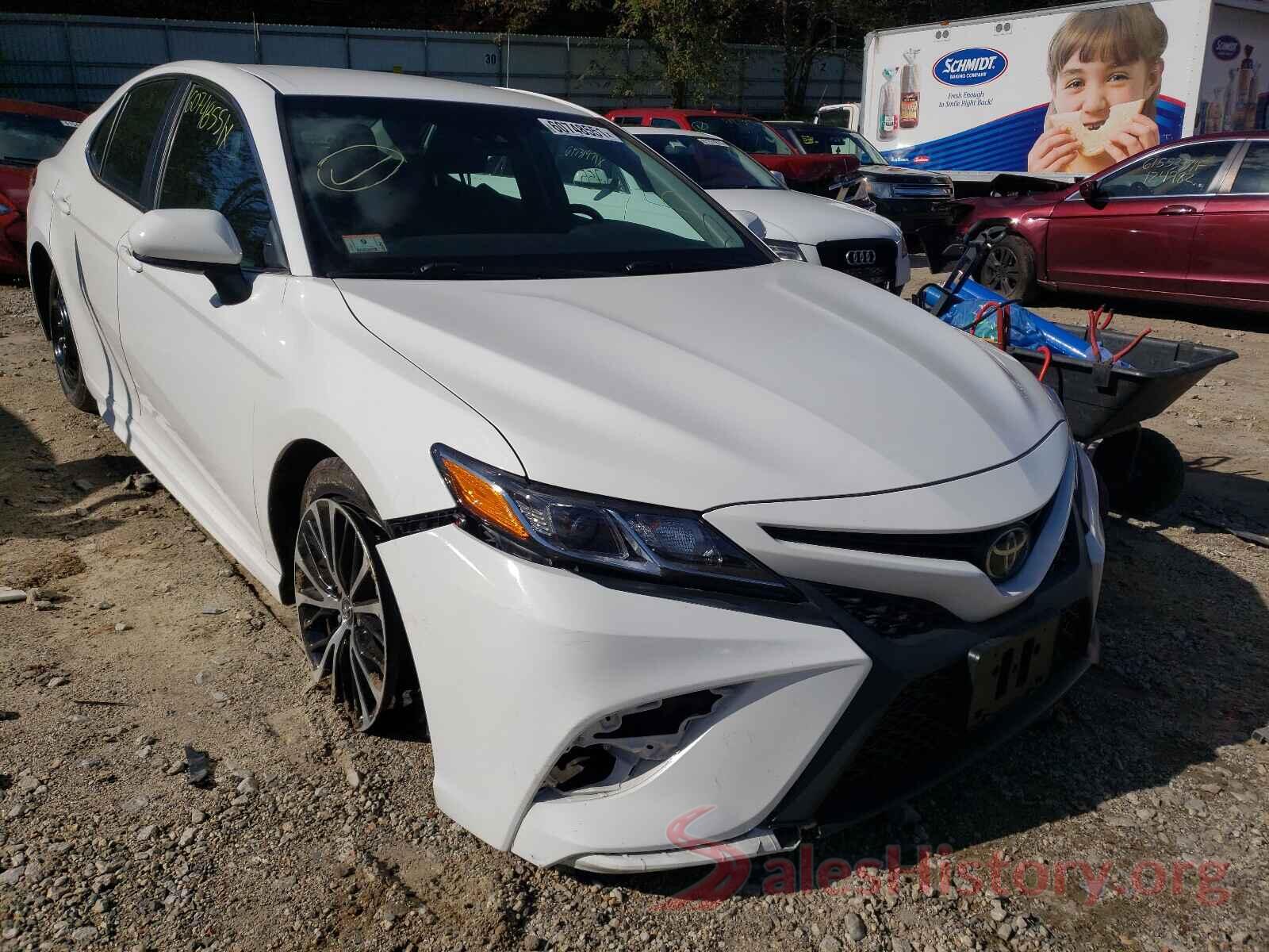 4T1B11HK9JU087064 2018 TOYOTA CAMRY