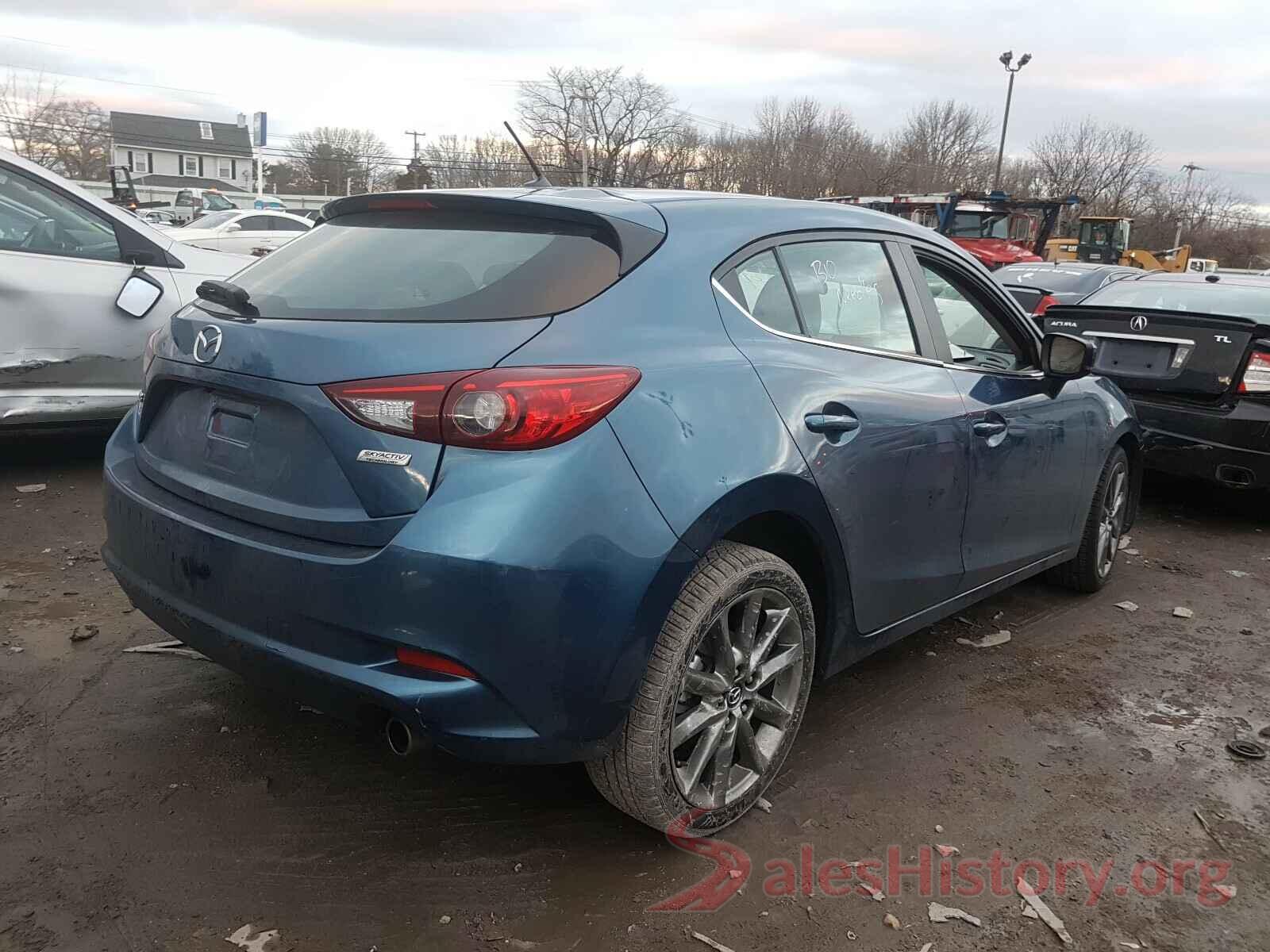 3MZBN1L30JM260917 2018 MAZDA 3