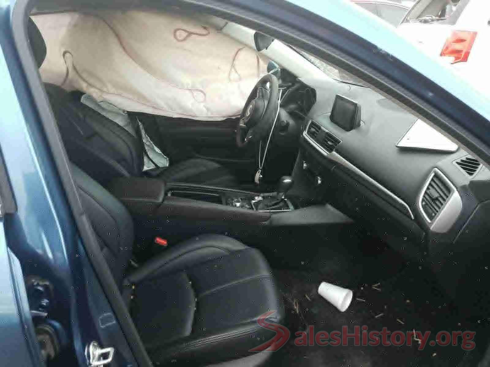 3MZBN1L30JM260917 2018 MAZDA 3