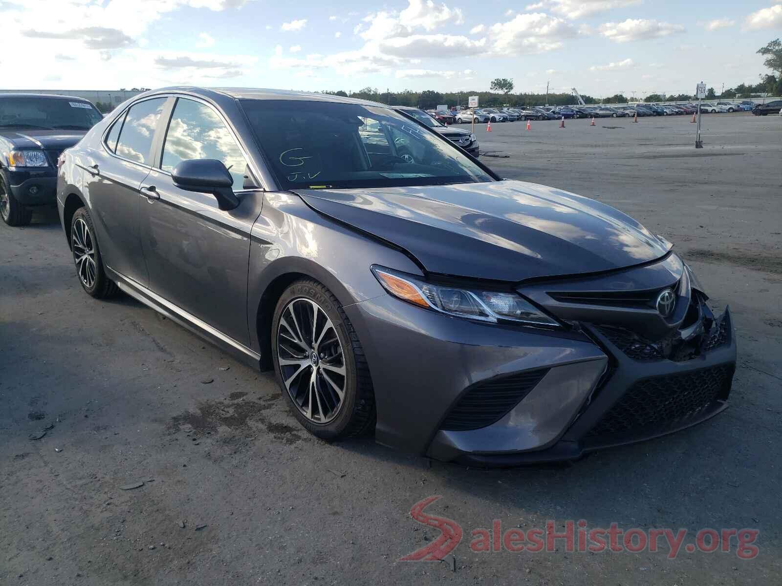 4T1B11HK6JU608211 2018 TOYOTA CAMRY