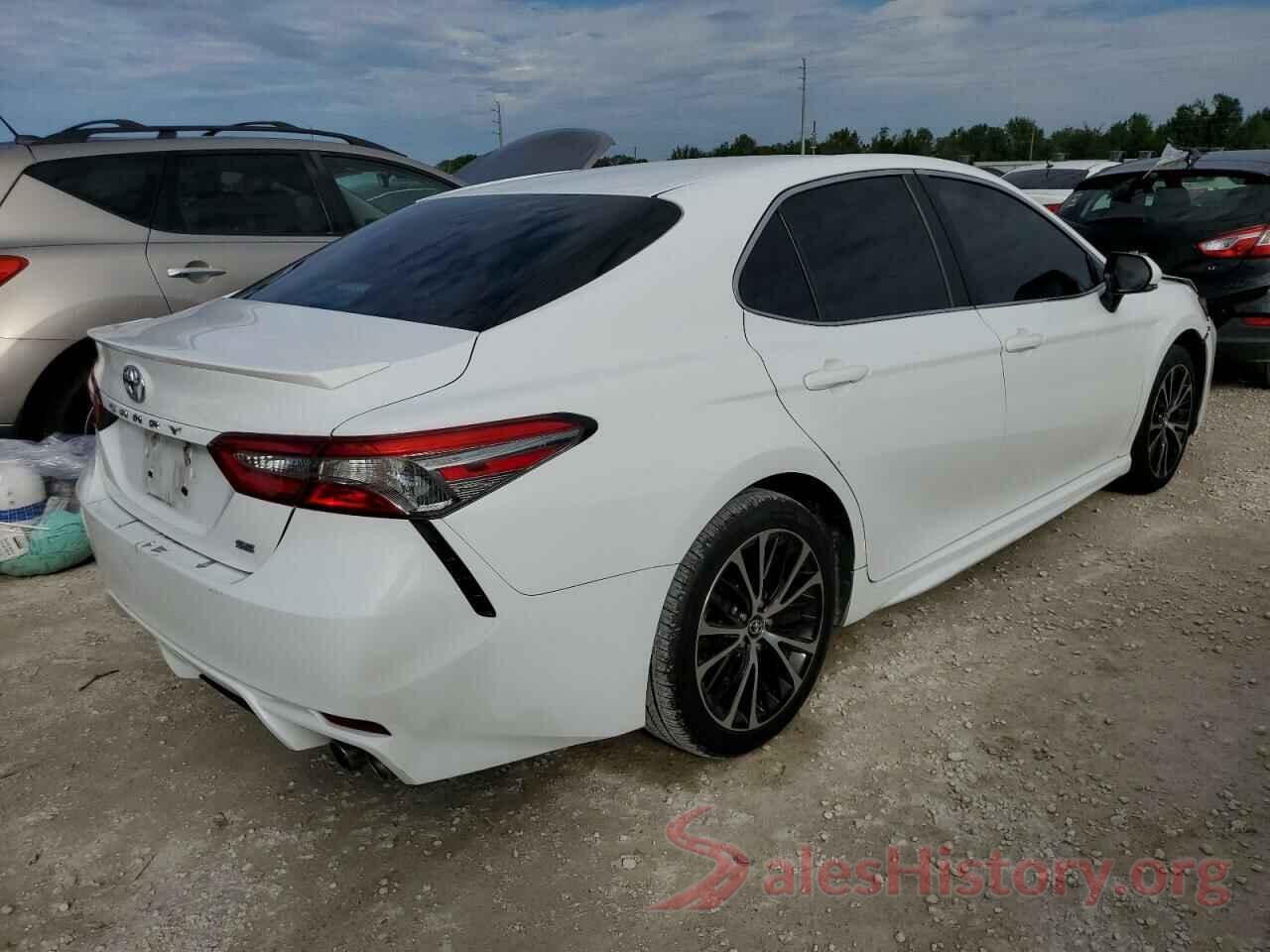 4T1B11HK2JU633557 2018 TOYOTA CAMRY