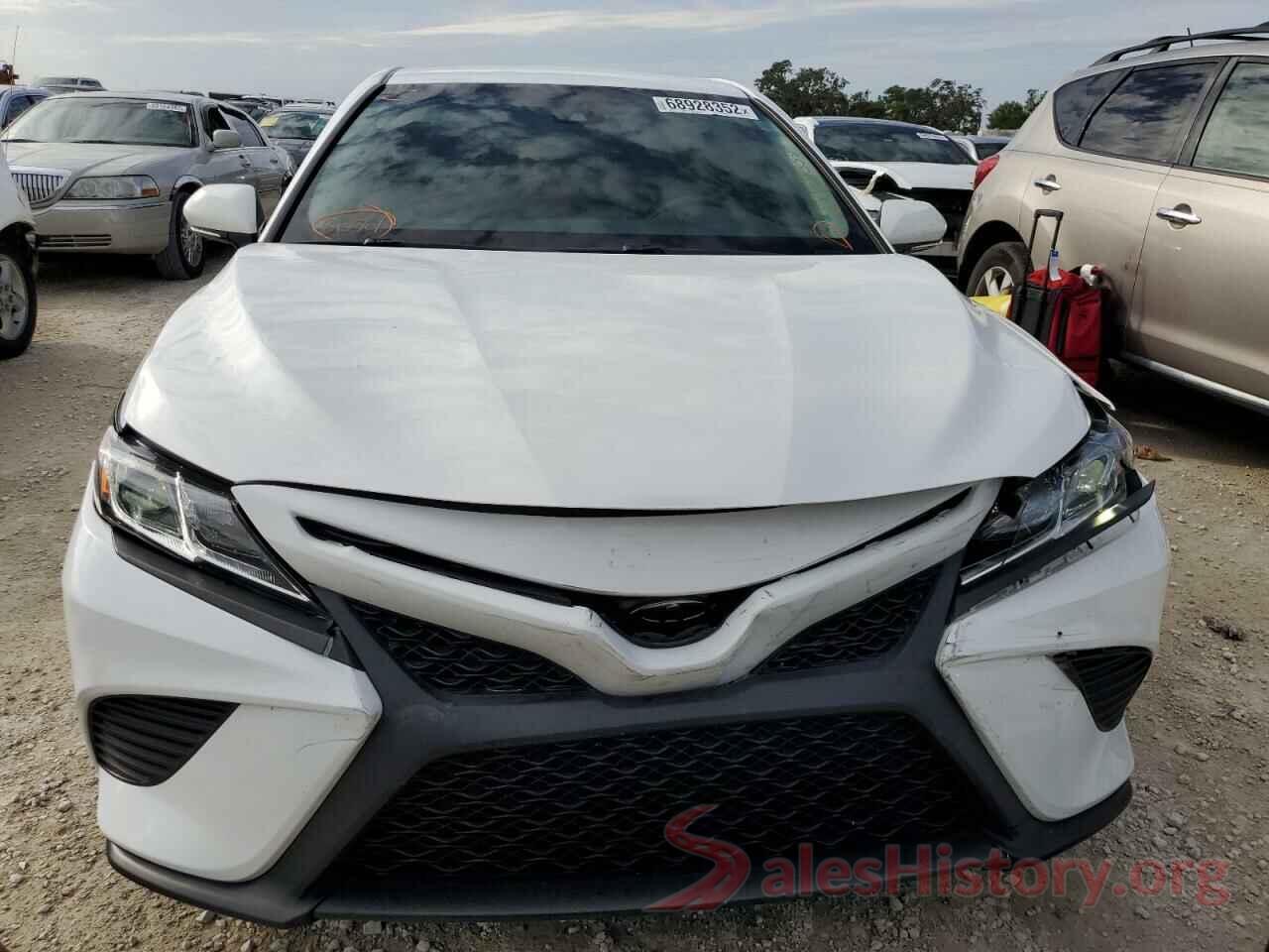 4T1B11HK2JU633557 2018 TOYOTA CAMRY