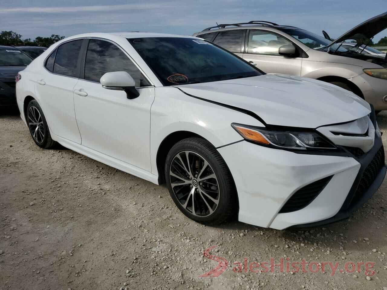 4T1B11HK2JU633557 2018 TOYOTA CAMRY