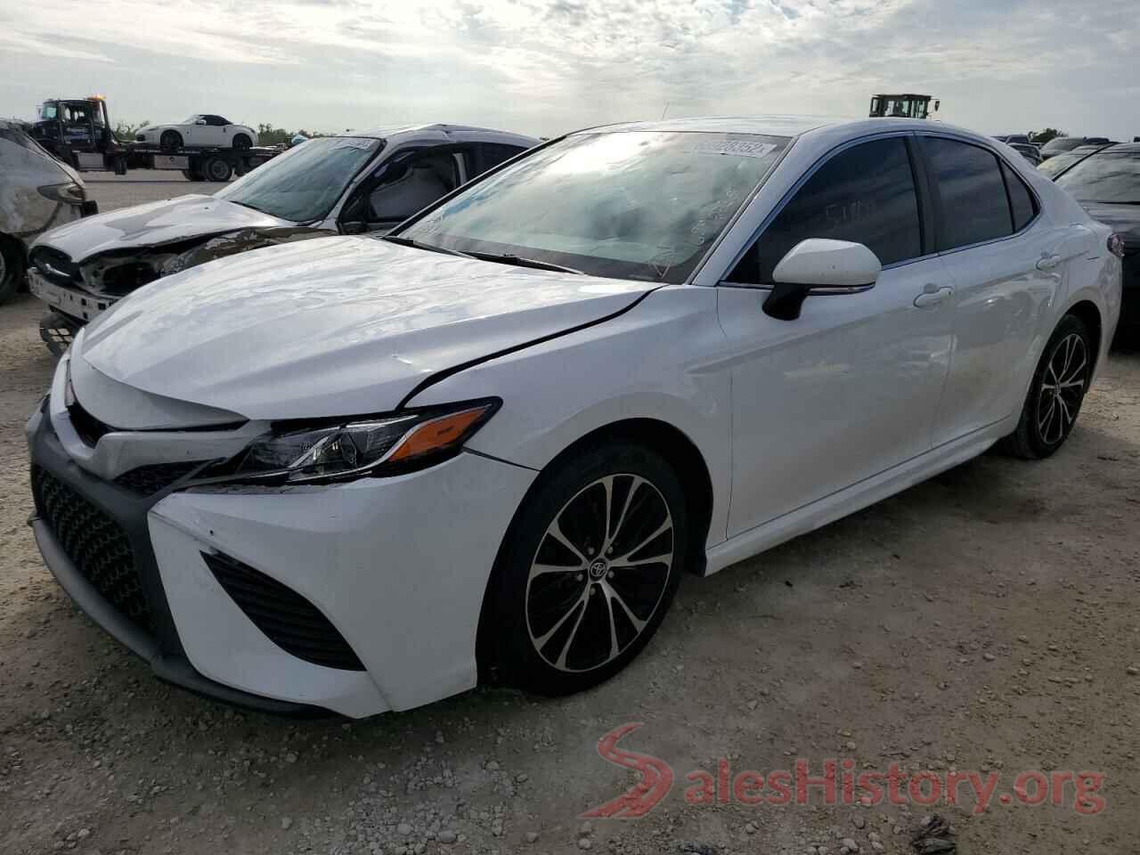 4T1B11HK2JU633557 2018 TOYOTA CAMRY