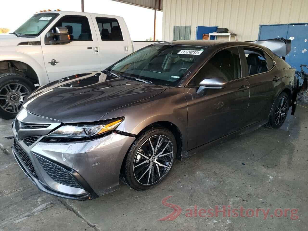 4T1G11AK2MU532555 2021 TOYOTA CAMRY