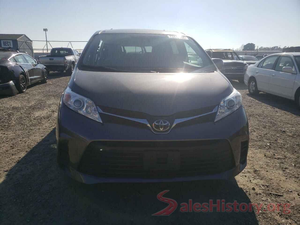 5TDKZ3DCXKS017621 2019 TOYOTA SIENNA