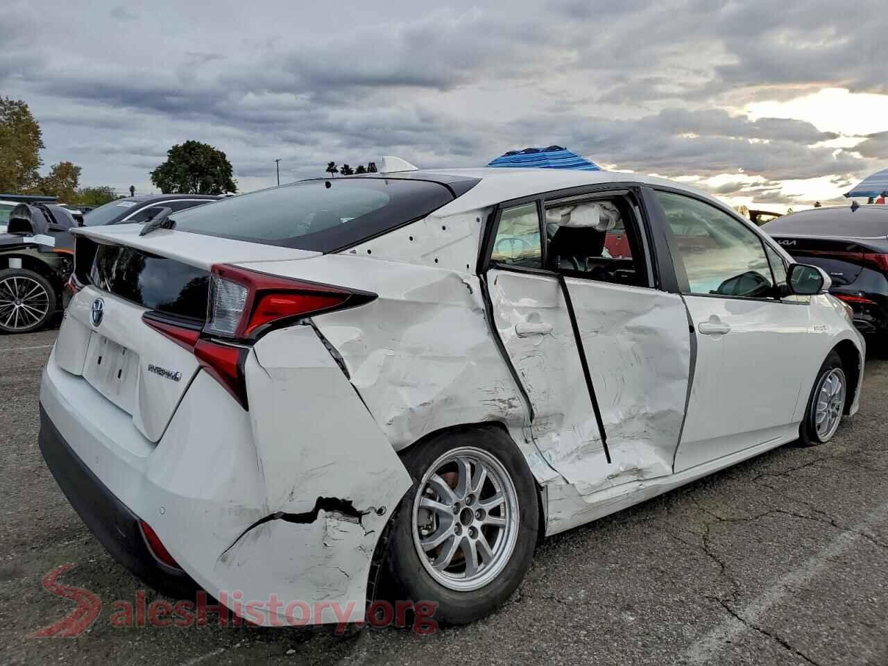 2019 TOYOTA PRIUS VIN JTDKARFUXK3099772, right side view