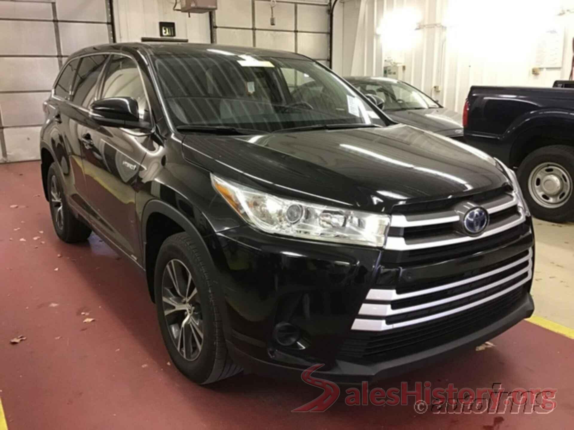 5TDBGRFH6JS038823 2018 TOYOTA HIGHLANDER