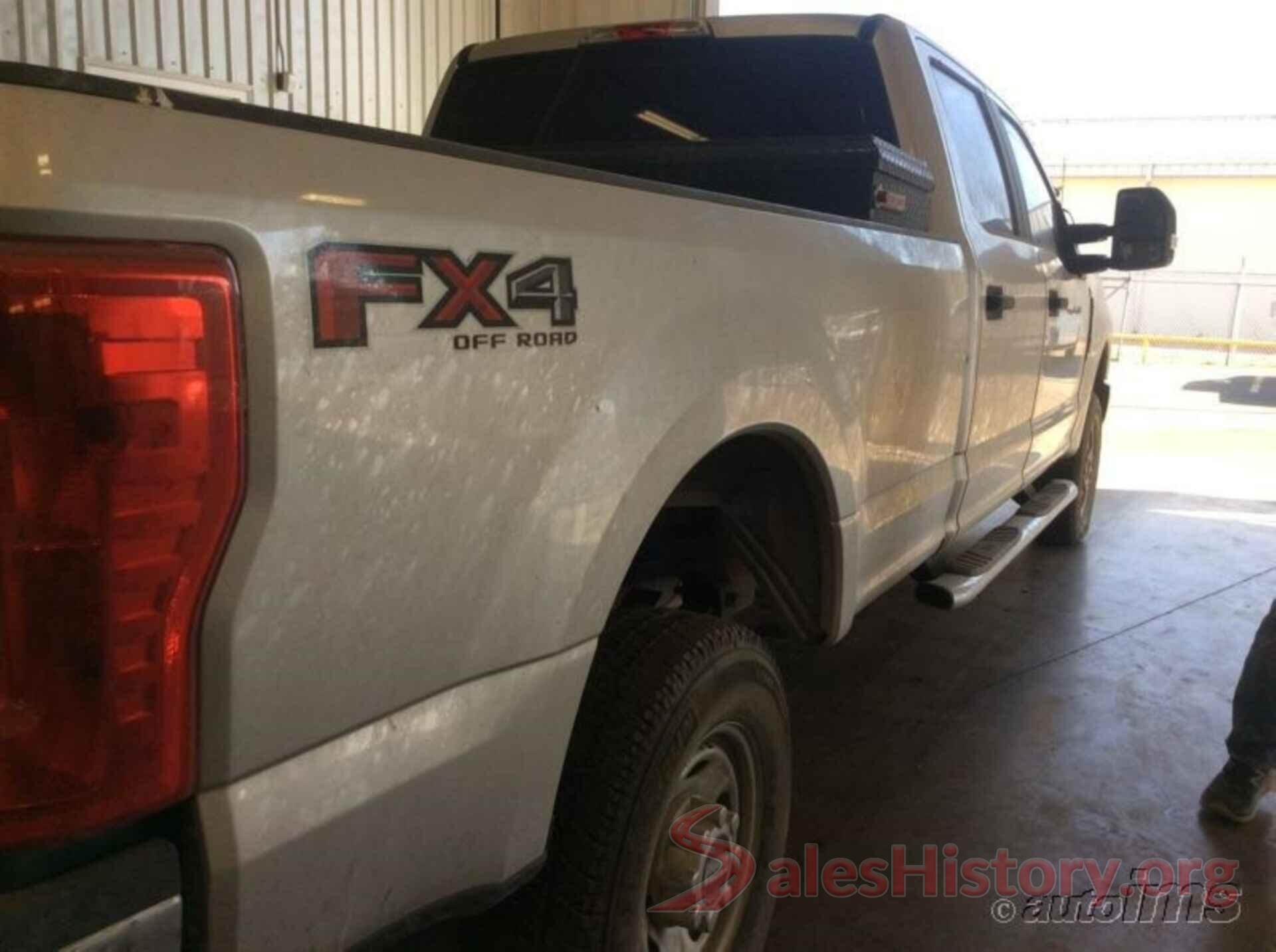 1FT7W2863JEC47219 2018 FORD F250