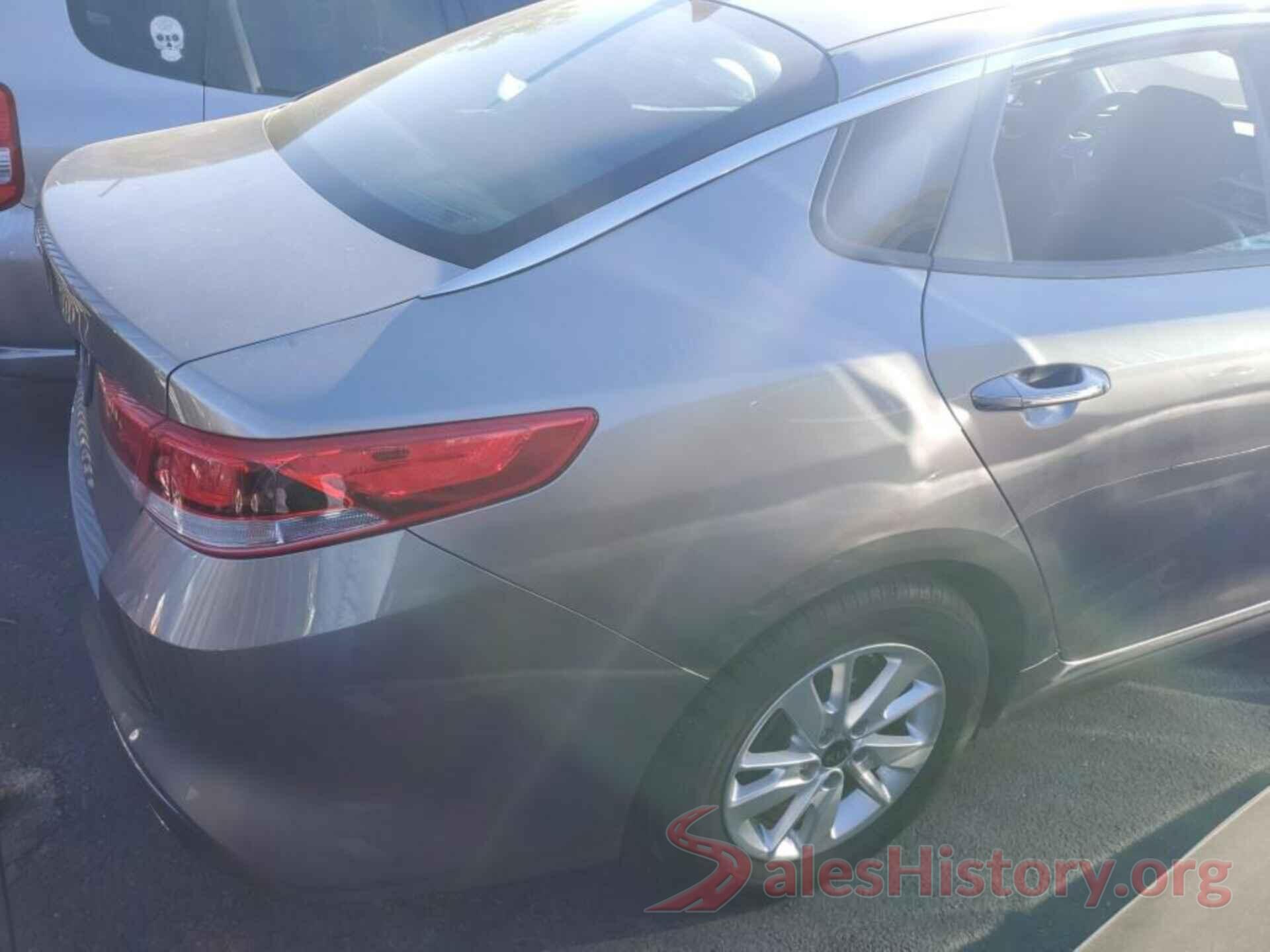 5XXGT4L38JG239640 2018 KIA OPTIMA