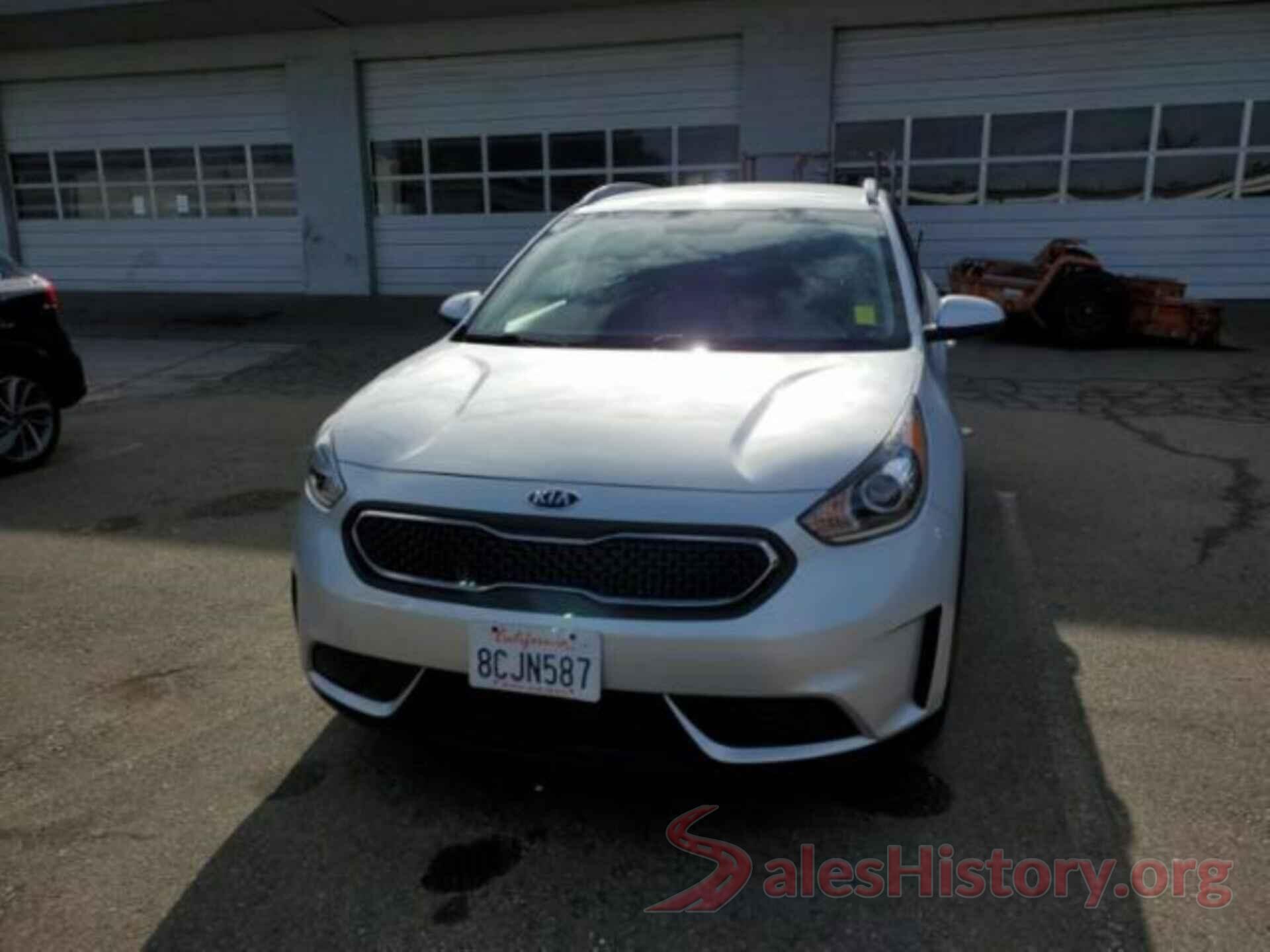 KNDCB3LC8J5126674 2018 KIA NIRO