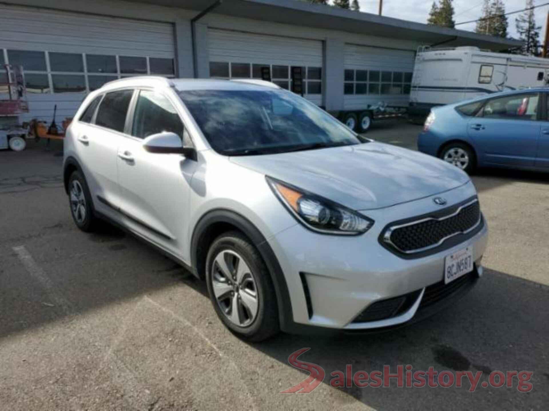 KNDCB3LC8J5126674 2018 KIA NIRO