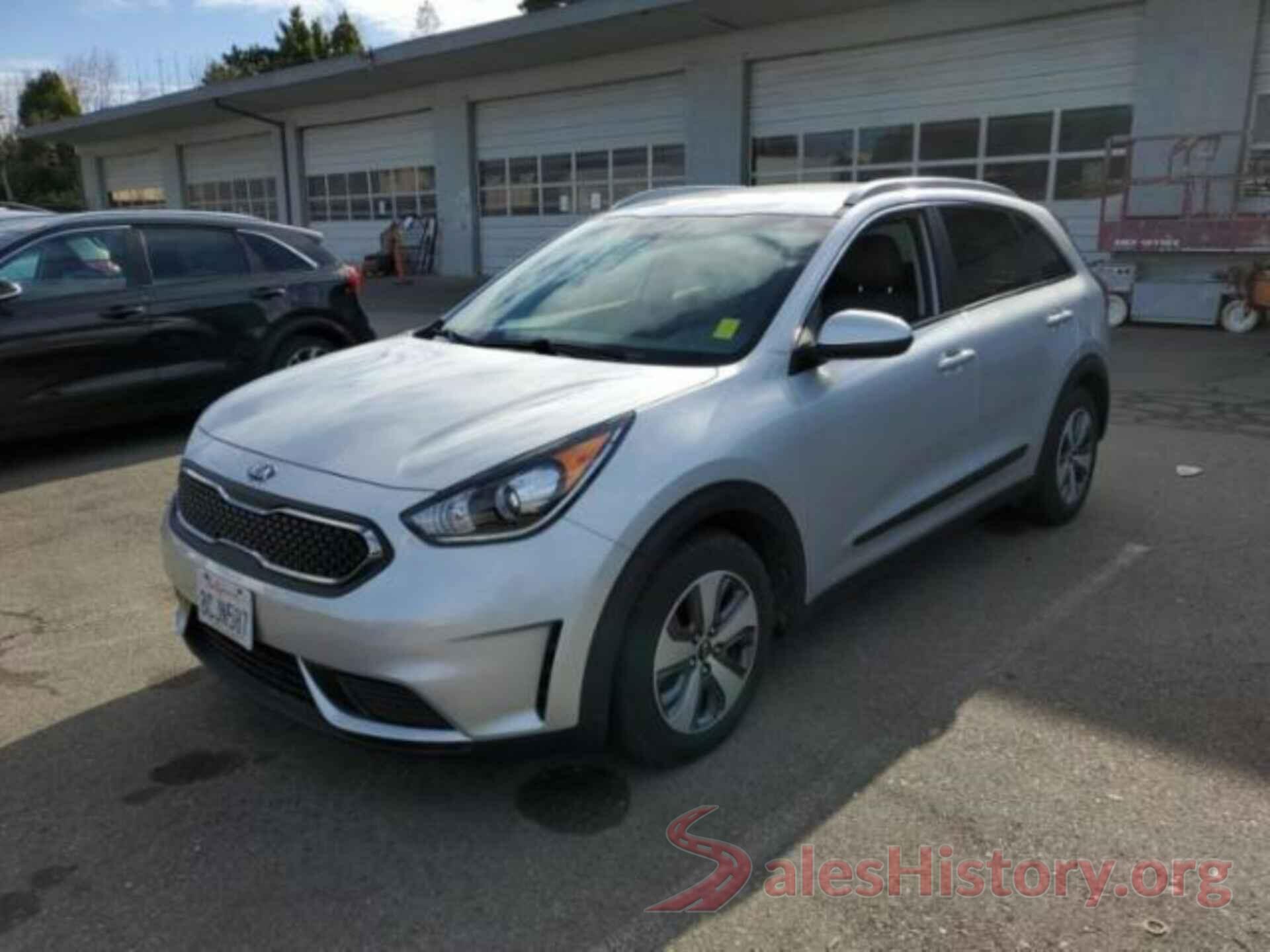 KNDCB3LC8J5126674 2018 KIA NIRO